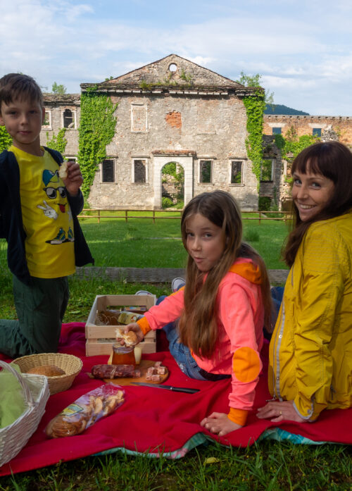 Družina pri gradu Haasberg (Hošperk). Foto: Strga Photography