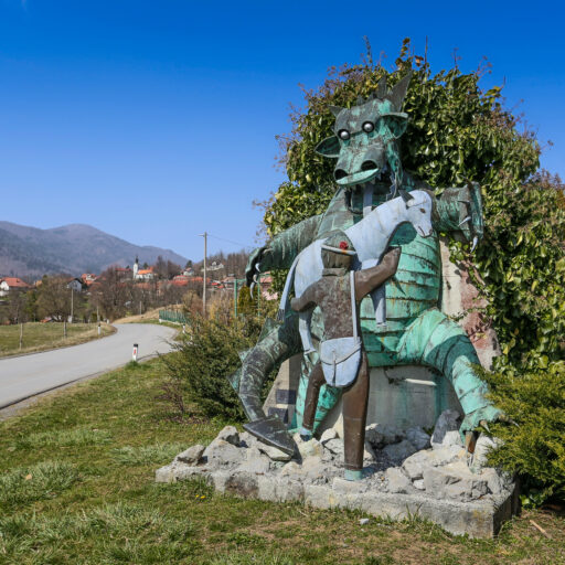 Skulptura zmaja in pastirčka Jakoba.