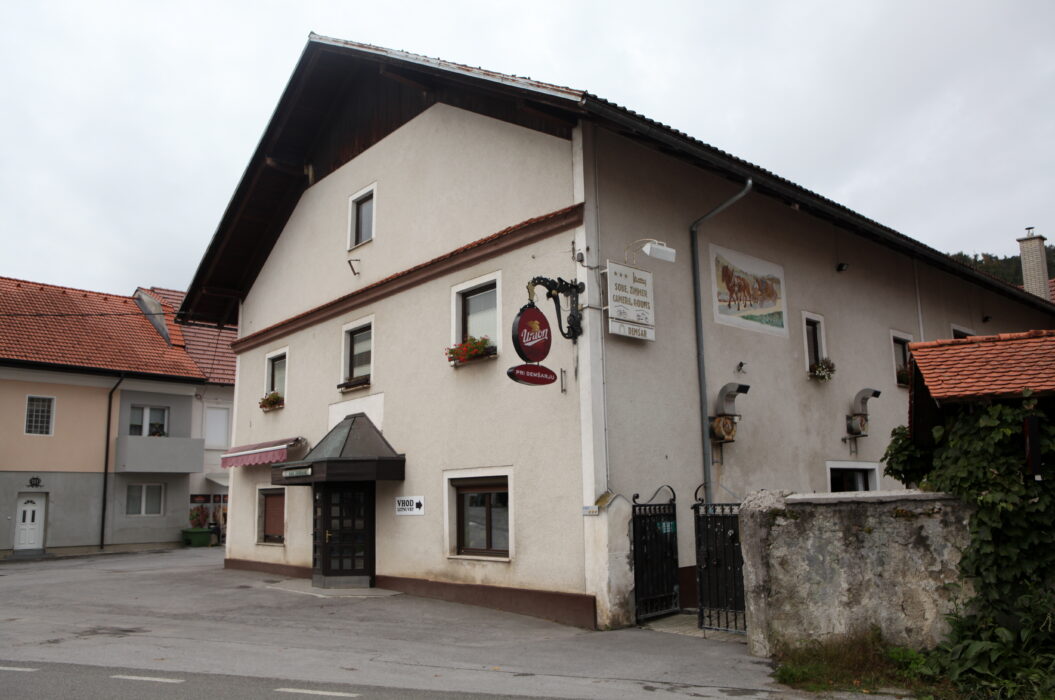 Okrepčevalnica in prenočišča Demšar / Diner and accommodation Demšar