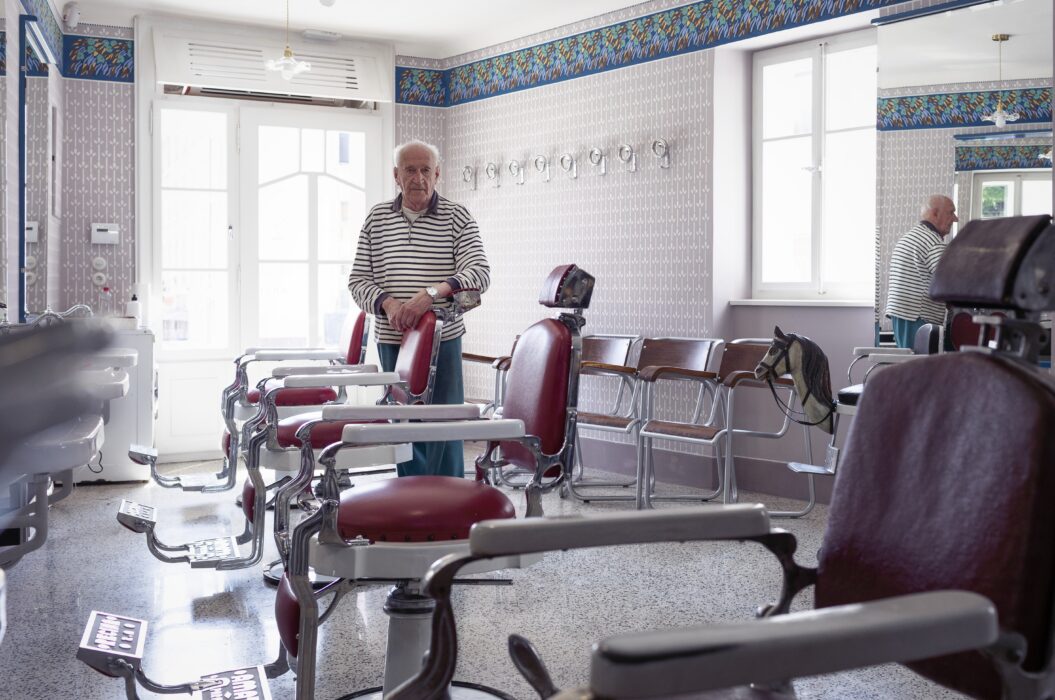 Janko Ozbič v notranjosti salona