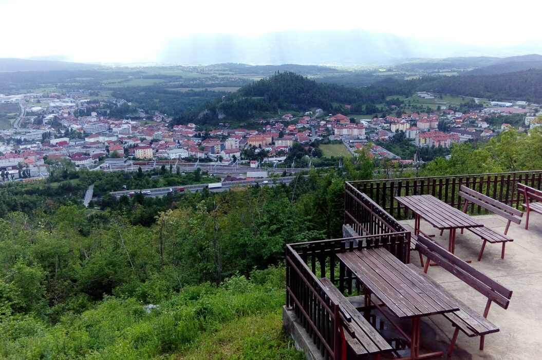 Koča Mladika na Pečni rebri