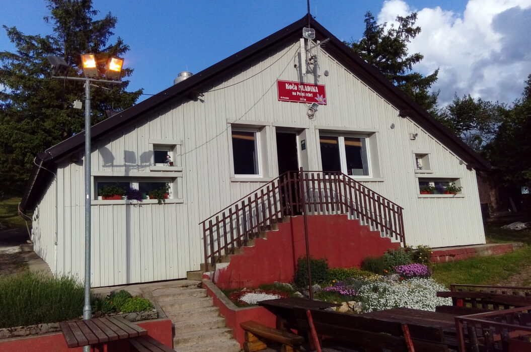 Hiking - Mladika hut on Pečna Reber (733m)