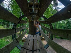 V naravnem okolju lahko preizkusimo svoje spretnosti in skozi lesene tunele in ostale preizkušnje pogumno prebijamo