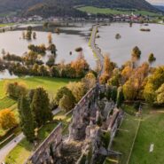 Ruševine gradu Haasberg (Hošperk) se zlivajo s poplavljenim Planinskim poljem. Le cesta je ločnica med naravo in zgodovino. Barve jeseni pa s svojo rzmeno zeleno in oranžno barvo dodajo svoj čar.