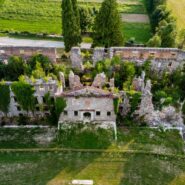 Ruševine gradu Haasberg (Hošperk) iz zraka. Podrto kamenje in zelenje znotraj, kjer so včasih se bohotile številne dvorane, pričajo, da ga je načel zob časa.