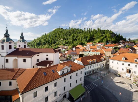 A view of Sovič, Postojna’s town hill, with the town centre below, surrounded by key buildings that tell the story of the Postojna region, past and present. From St Stephen’s Church and the main town square to views of Majlont, the historic heart of Postojna.
