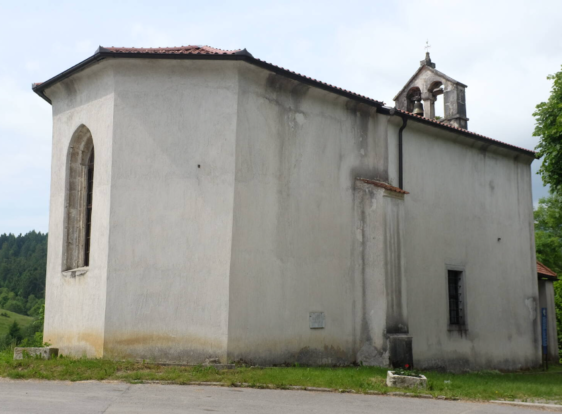 Slika cerkve žalostne matere božje v Predjami. Na desni strani lahko vidimo liste lipe.