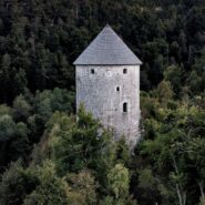 Kamnita utrdba, ki sredi gozda čuva naravo in Postojnsko. S svojo prezenco je kot tih stražar Planinskega polja in Postojnskega